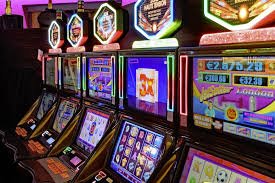 Kartu bingo dengan grid angka di aplikasi mobile kuda togel, dealer terlihat di layar kecil di pojok layar
