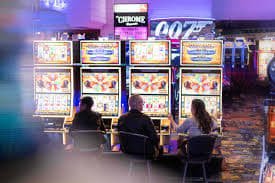 Meja roulette JILI menampilkan roda fisik dan keluaran kartu hasil